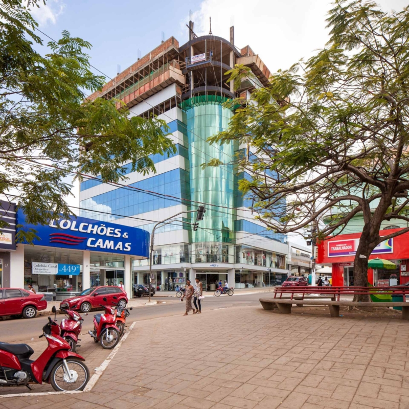Centro de Parauapebas / PA, da série Brasil: o espetáculo do crescimento, 2013. 100 x 100 cm. Coleção de Arte Contemporânea / Acervo IMS 