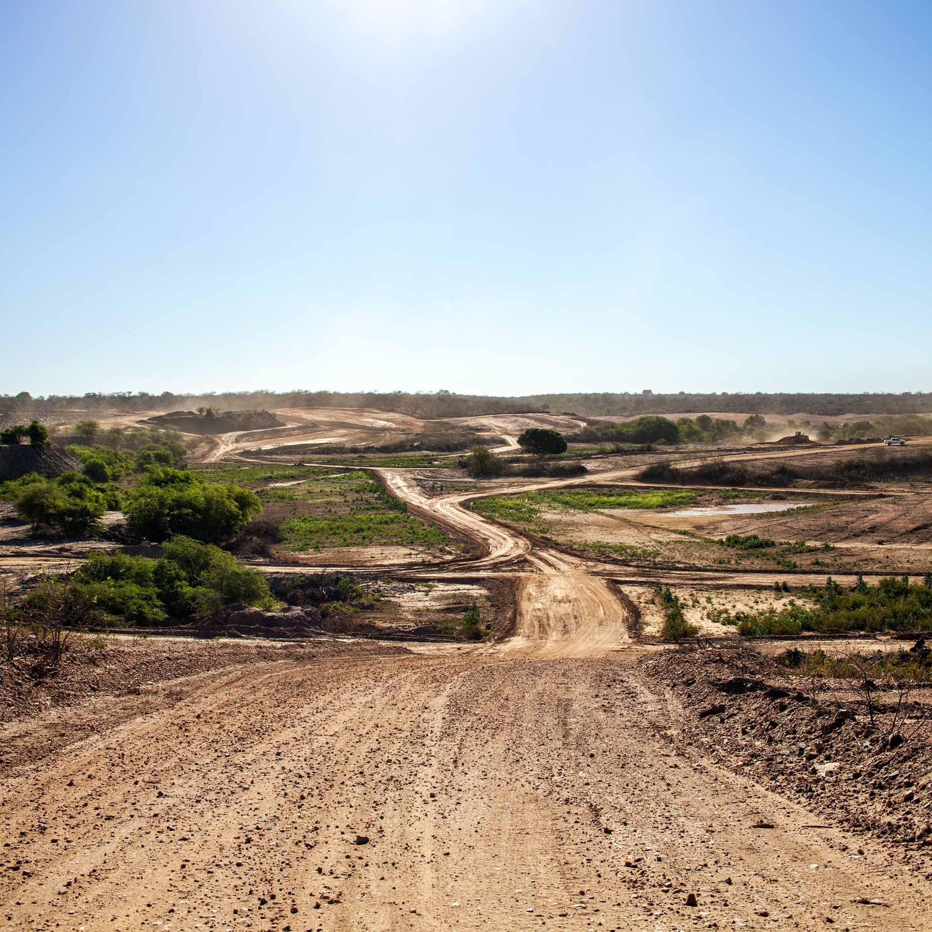 Obra da transposição do rio São Francisco, eixo norte, Cabrobó / PE, da série Brasil: o espetáculo do crescimento, 2013. 100 x 100 cm. Coleção de Arte Contemporânea / Acervo IMS 