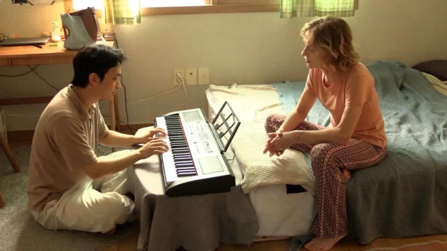 Cena de As aventuras de uma francesa na Coreia, de Hong Sang-soo