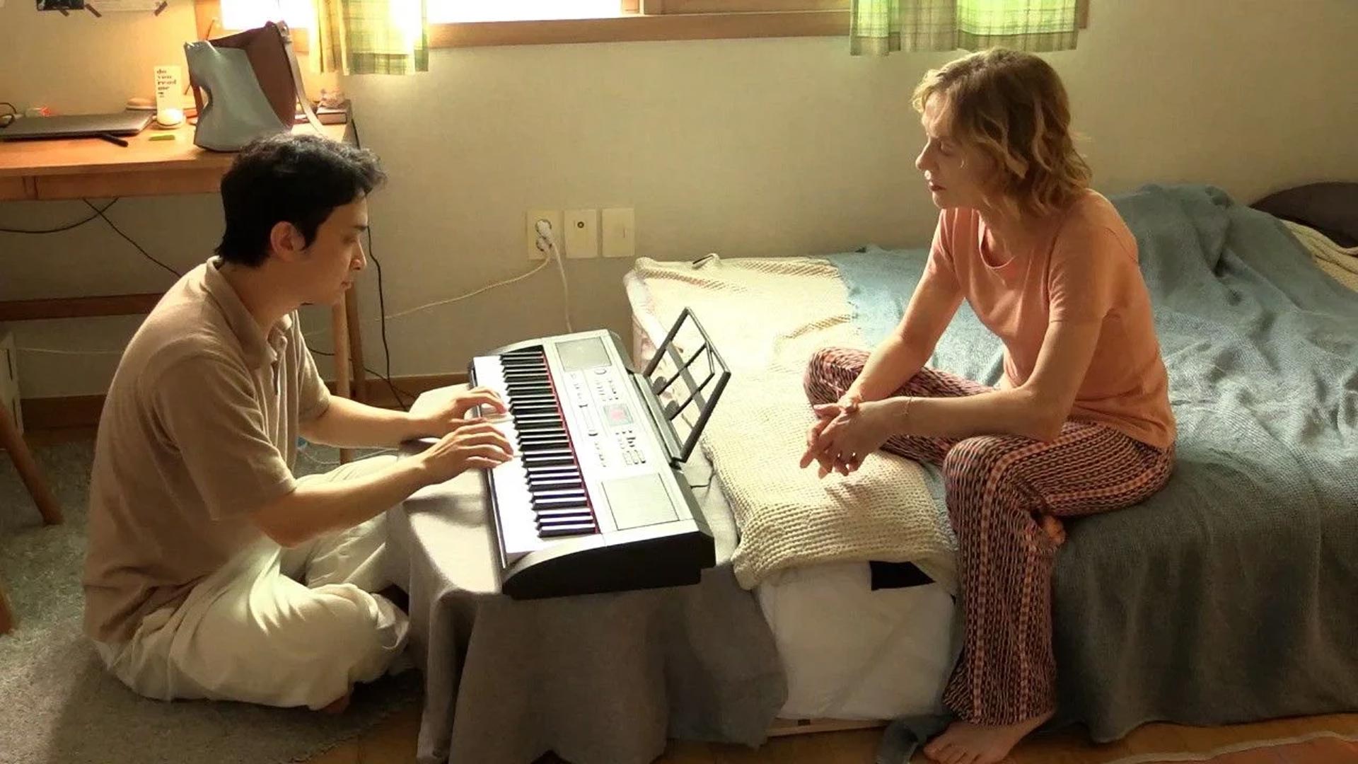Cena de As aventuras de uma francesa na Coreia, de Hong Sang-soo