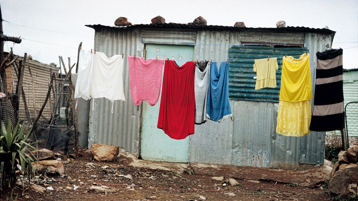 Do fotolivro I carry Her photo with Me, de Lindokuhle Sobekwa, 2024. Cortesia da editora Mack