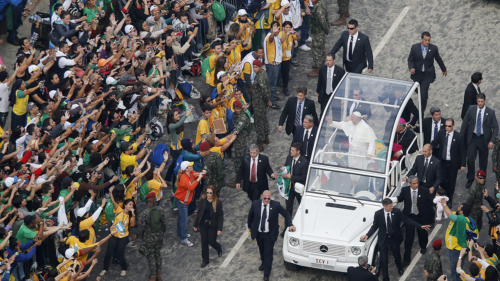 O papa chega para a missa final na Praia de Copacabana, no dia 28 de julho de 2013. Foto de Sérgio Moraes/Reuters.