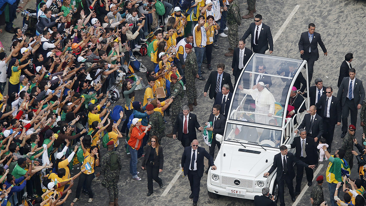O papa chega para a missa final na Praia de Copacabana, no dia 28 de julho de 2013. Foto de Sérgio Moraes/Reuters.