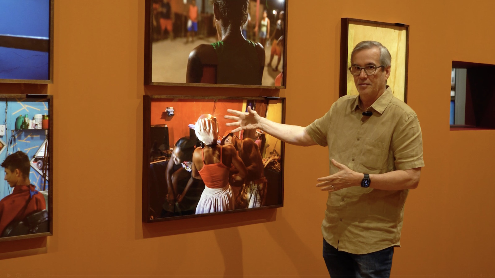 Luiz Braga em visita guiada à exposição Luiz Braga - Arquipélago imaginário