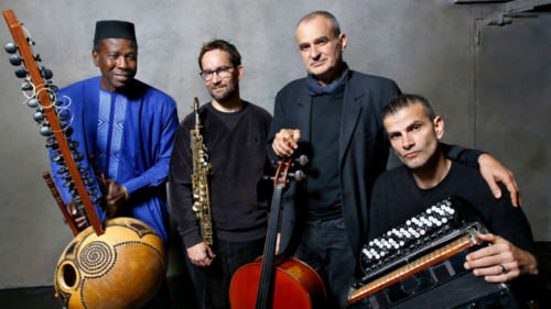 O malinês Ballaké Sissoko e os franceses Emile Parisien, Vincent Segal e Vincent Peirani. Foto de Claude Gassian