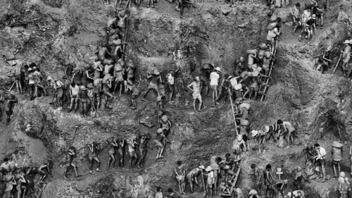 Foto “Serra Pelada”, incluída pelo New York Times em uma seleção de 25 imagens que definem a modernidade desde 1955.