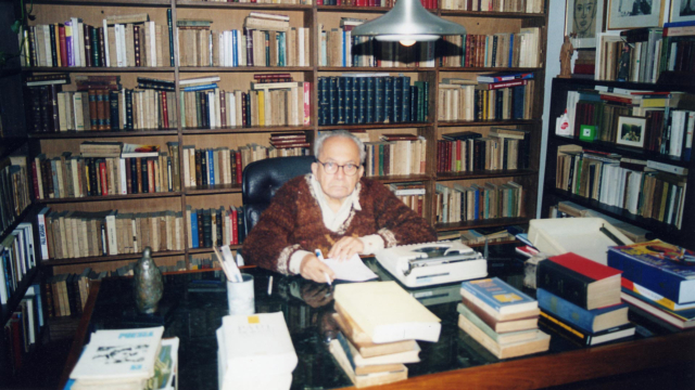Lêdo Ivo em seu escritório no sítio São João, Teresópolis (RJ), 2003. Arquivo Lêdo Ivo/Instituto Moreira Salles