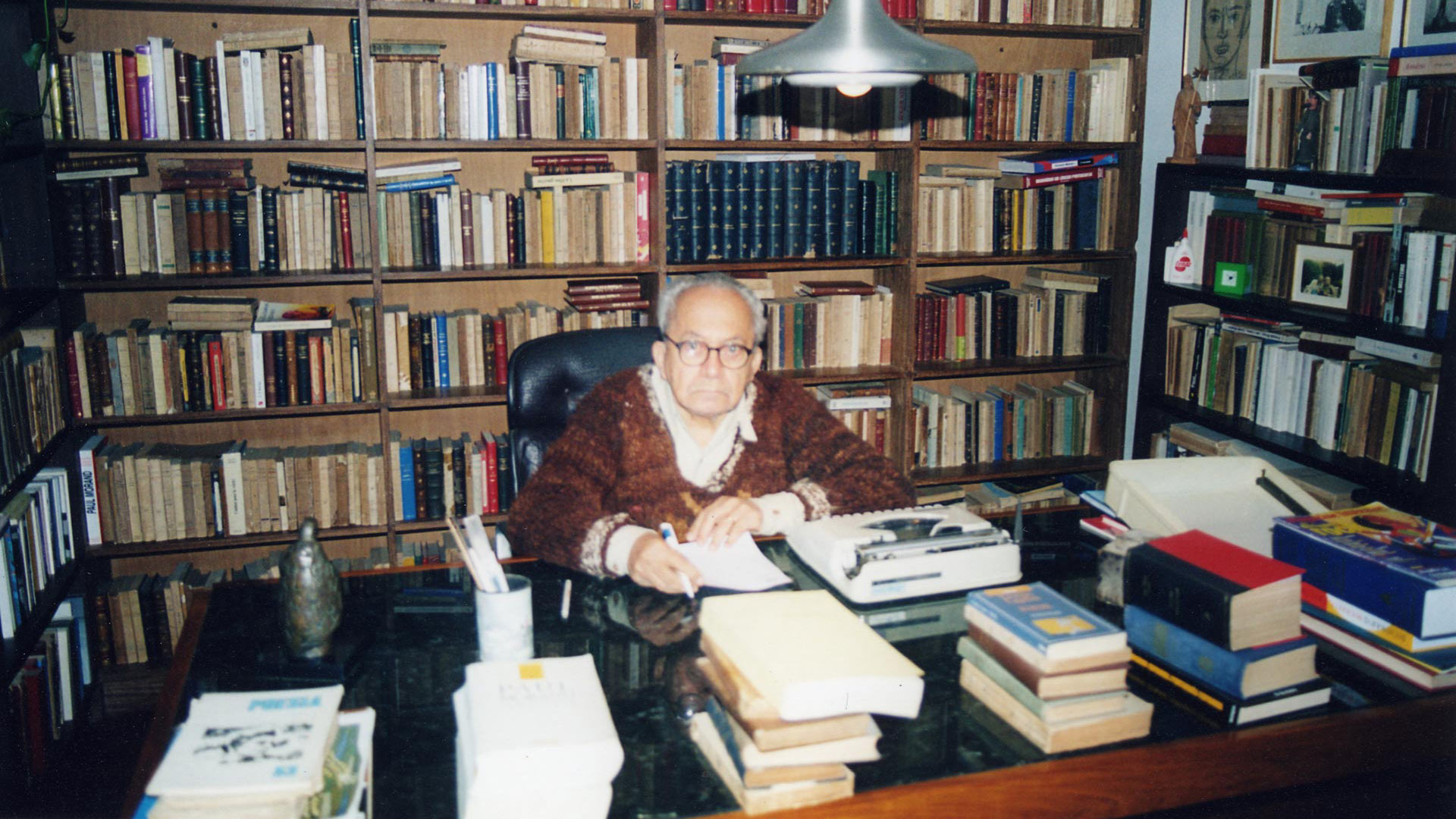 Lêdo Ivo em seu escritório no sítio São João, Teresópolis (RJ), 2003. Arquivo Lêdo Ivo/Instituto Moreira Salles