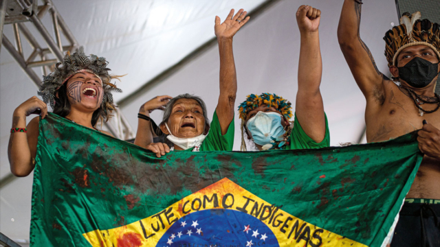 2ª Marcha das Mulheres Indígenas: reflorestamentes, corpos e corações para a cura da terra. Brasília, DF, 2021. Detalhe de foto de Edgar Kanaykõ Xakriabá. 
