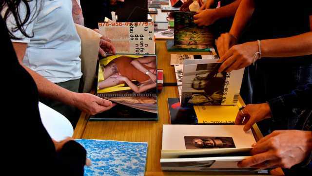 Fotolivros em exposição no Festival ZUM/IMS 2023 na Biblioteca do IMS Paulista