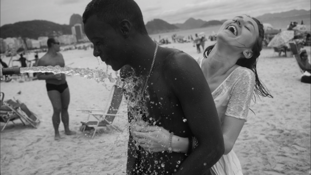 Fotografia da série Beach games, realizada no Rio de Janeiro. © David Alan Harvey/ Magnum Photos. Coleção de Arte Contemporânea/ Acervo IMS