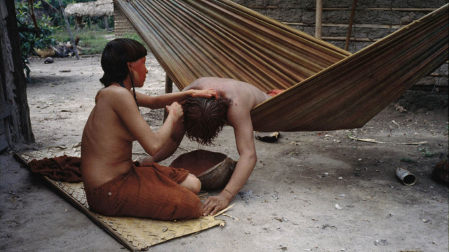 Indígenas Araweté, década de 1980. Detalhe de foto de Eduardo Viveiros de Castro