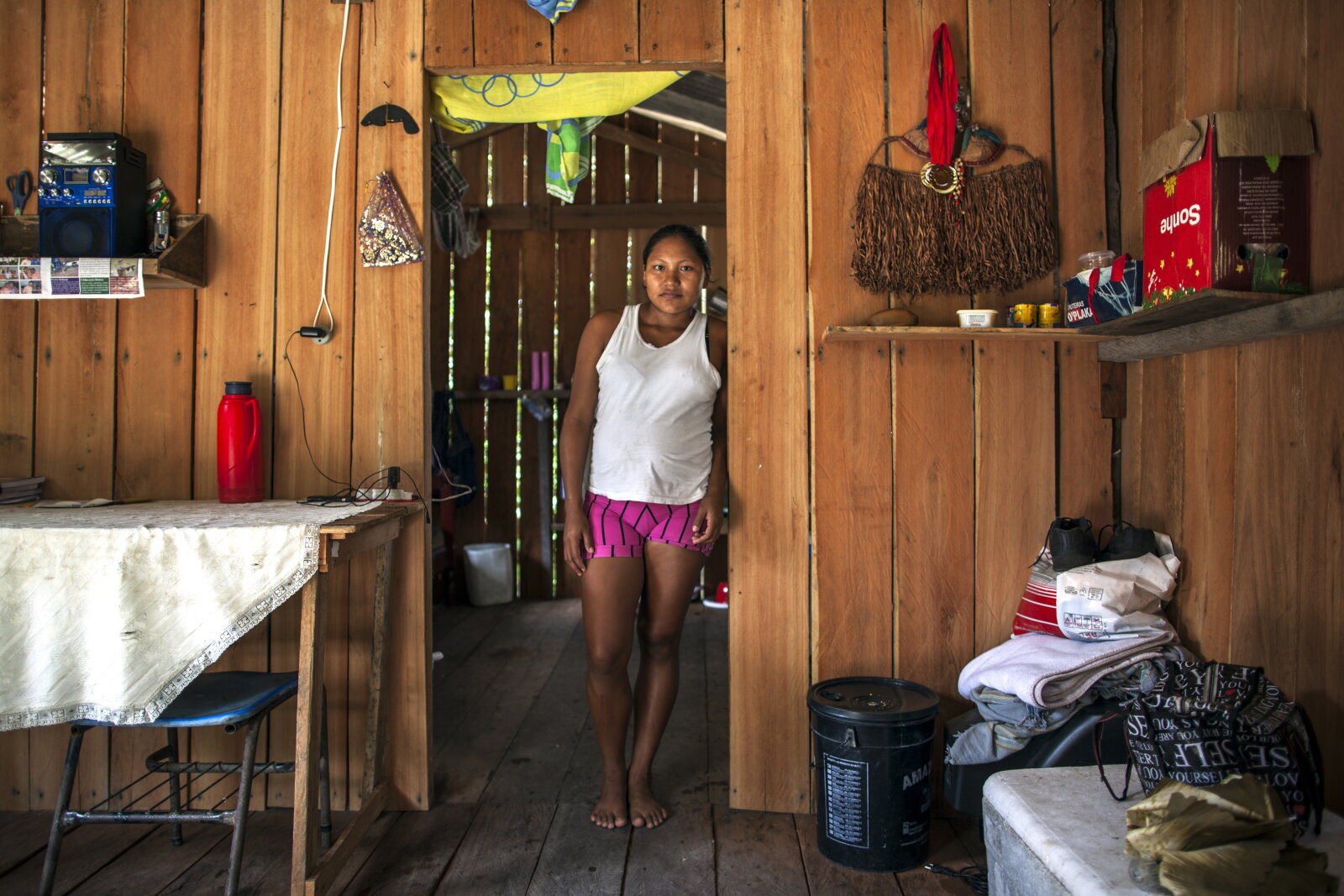 Aldijane Cordovil da Silva, 19, é casada com Tiago e está grávida do primeiro filho. Eles moram com o pai dela, mas planejam se mudar para São Gabriel da Cachoeira, no alto Rio Negro, onde ele quer servir o exército, e Aldijane, estudar enfermagem, 2014 da série Offside Brazil. 30 x 42 cm. Foto de André Vieira. Coleção de Arte Contemporânea / Acervo IMS 