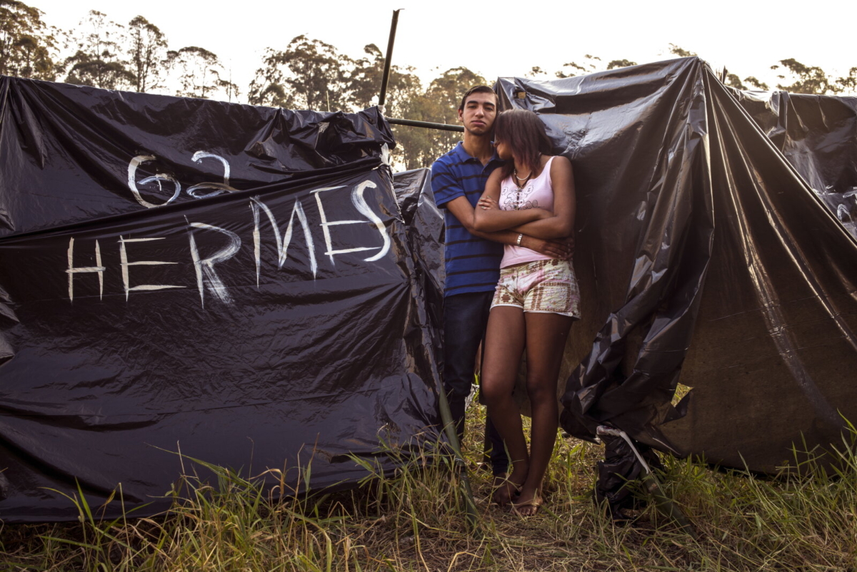 Hermes Gama Ângelo, 20, desempregado, e Andrezza Cristina Silva, 15, estudante, durante a ocupação Copa do Povo, em Itaquera, São Paulo, 2014, da série Offside Brazil. 30 x 42 cm. Foto de André Vieira. Coleção de Arte Contemporânea / Acervo IMS 