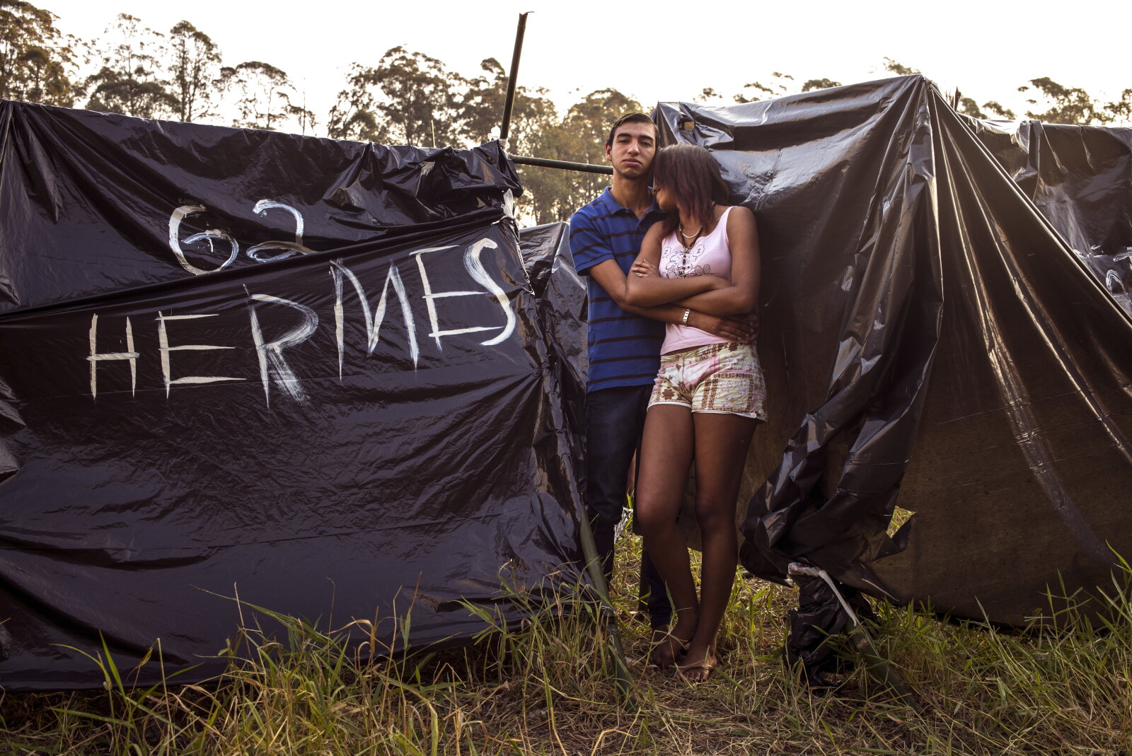 Hermes Gama Ângelo, 20, desempregado, e Andrezza Cristina Silva, 15, estudante, durante a ocupação Copa do Povo, em Itaquera, São Paulo, 2014, da série Offside Brazil. 30 x 42 cm. Foto de André Vieira. Coleção de Arte Contemporânea / Acervo IMS 