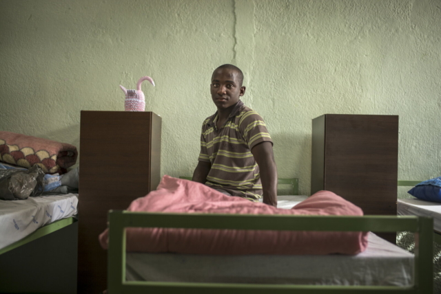 Josiel de Souza Batista, 19, nascido em Cariacica, no Espírito Santo. Há seis meses, ele procurou a Casa da Colina para se tratar, 2014, da série Offside Brazil. 30 x 42 cm. Foto de André Vieira. Coleção de Arte Contemporânea / Acervo IMS 