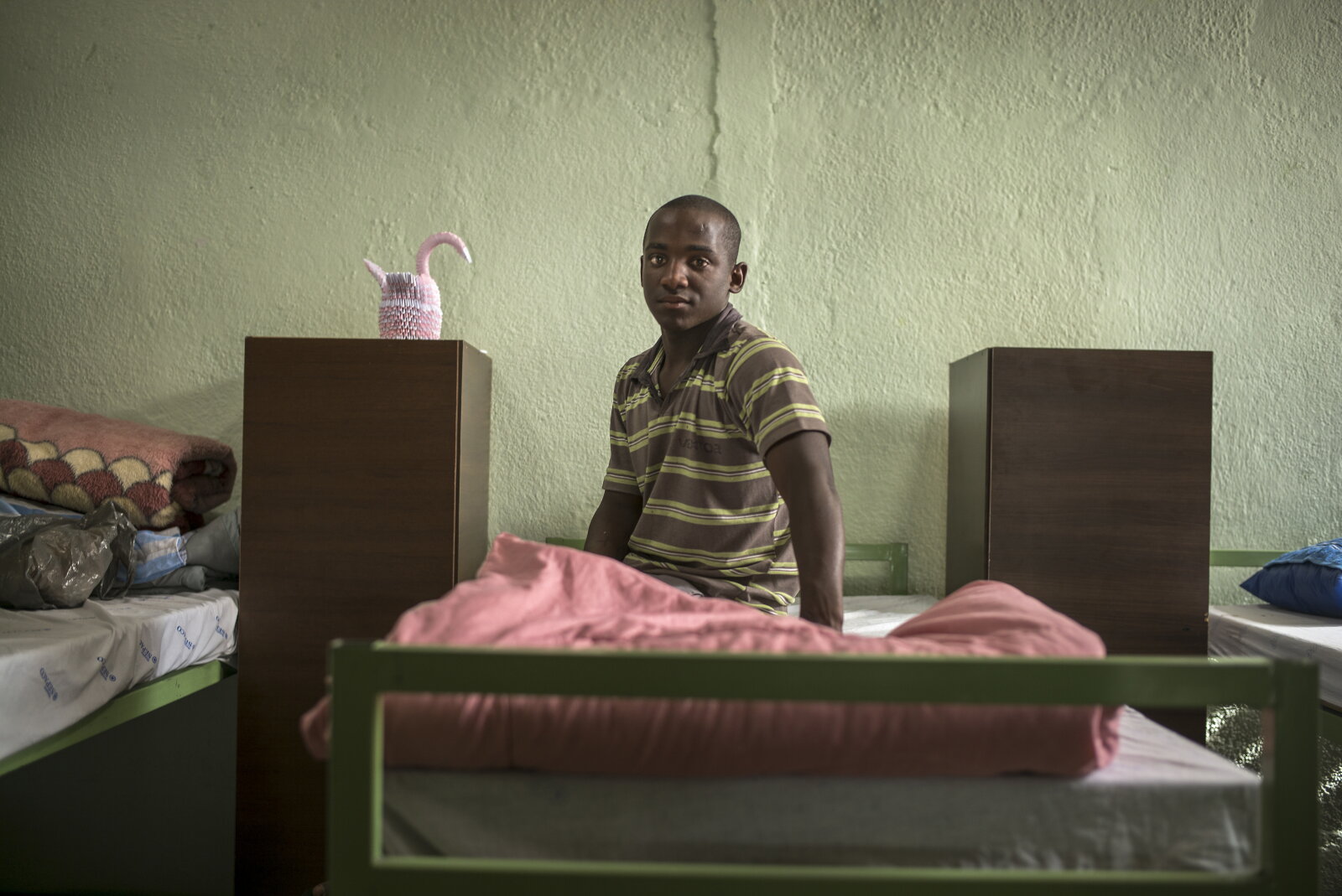 Josiel de Souza Batista, 19, nascido em Cariacica, no Espírito Santo. Há seis meses, ele procurou a Casa da Colina para se tratar, 2014, da série Offside Brazil. 30 x 42 cm. Foto de André Vieira. Coleção de Arte Contemporânea / Acervo IMS 