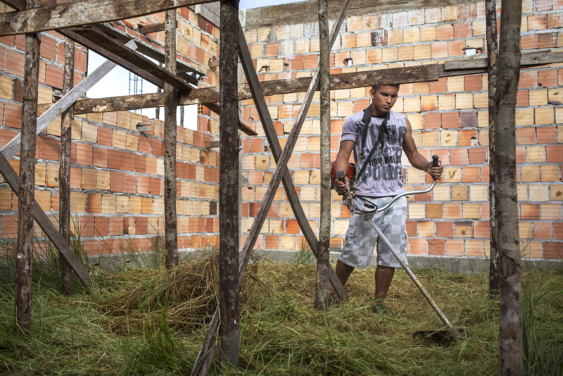 Tiago Garrido de Melo, 19, trabalha na construção de uma escola na comunidade baré de Nova Esperança, às margens de um afluente do rio Negro, a algumas horas de barco de Manaus, 2014, da série Offside Brazil. 30 x 42 cm. Foto de André Vieira. Coleção de Arte Contemporânea / Acervo IMS 
