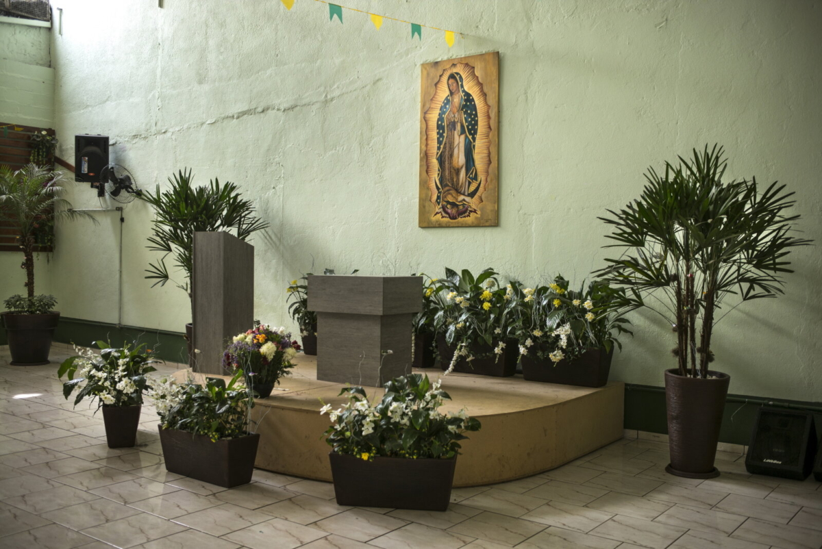 A Casa da Colina, centro de recuperação de dependentes químicos mantido pela Missão Belém, entidade da igreja católica, oferece apoio aos moradores de rua de São Paulo, 2014, da série Offside Brazil. 30 x 42 cm. Foto de André Vieira. Coleção de Arte Contemporânea / Acervo IMS 