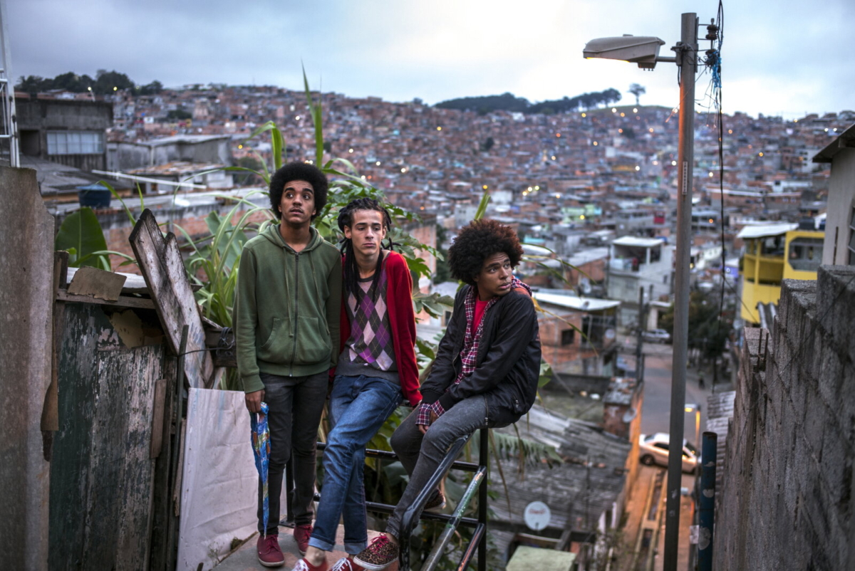 Jean de Almeida Santana, 19, Gilvan Olímpio, 17, e Renato Santos, 18, são atores de um grupo de teatro amador no Jardim Ângela, um dos bairros mais violentos da periferia de São Paulo. Os três formam a cena gay local e afirmam não sofrer preconceito, 2014, da série Offside Brazil. 30 x 42 cm. Foto de André Vieira. Coleção de Arte Contemporânea / Acervo IMS 
