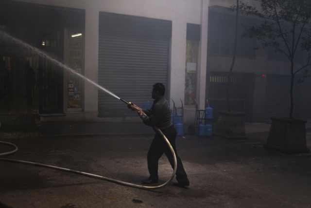 República, São Paulo, 2014, da série Offside Brazil. 30 x 42 cm. Foto de Breno Rotatori. Coleção de Arte Contemporânea / Acervo IMS  