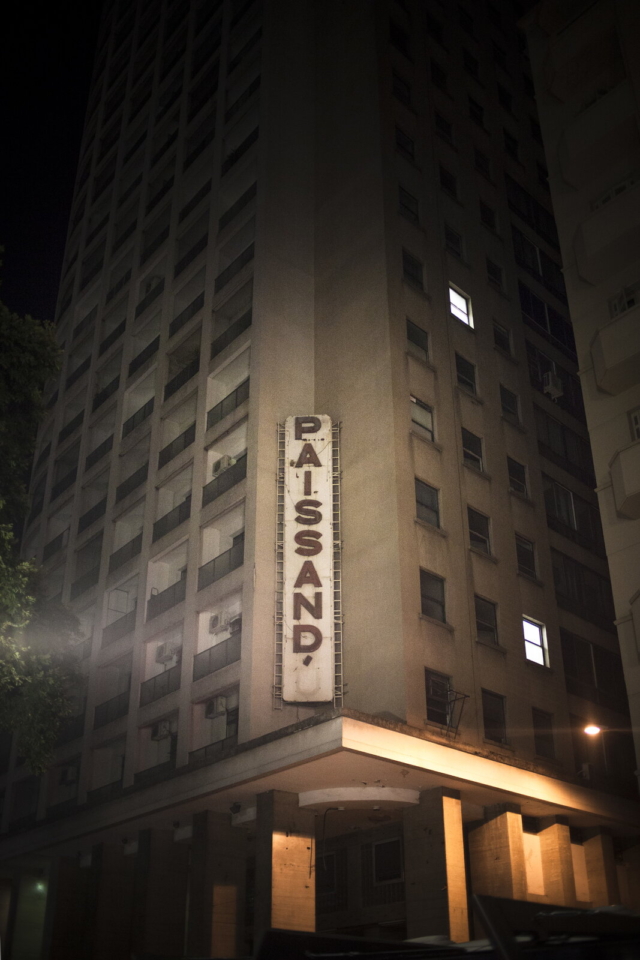 Sem título #9, 2014, da série Offside Brazil. 30 x 42 cm. Foto de Breno Rotatori. Coleção de Arte Contemporânea / Acervo IMS  