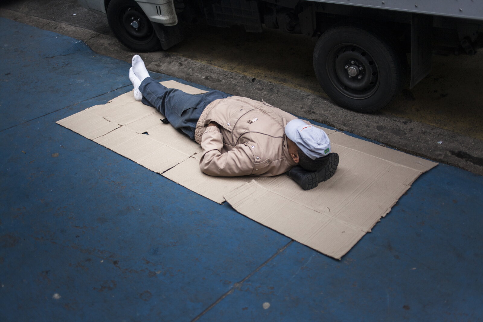 Campos Elíseos, São Paulo, 2014, da série Offside Brazil. 30 x 42 cm. Foto de Breno Rotatori.  Coleção de Arte Contemporânea / Acervo IMS  
