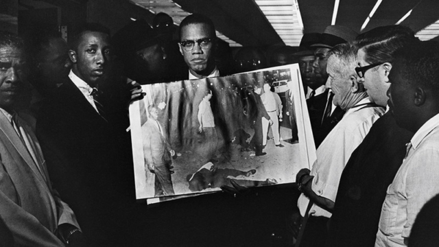 Malcolm X mostrando foto de Ronald Stokes, um dos membros da Nação do Islã, morto em Los Angeles. Detalhe de foto de Gordon Parks / Cortesia © Fundação Gordon Parks