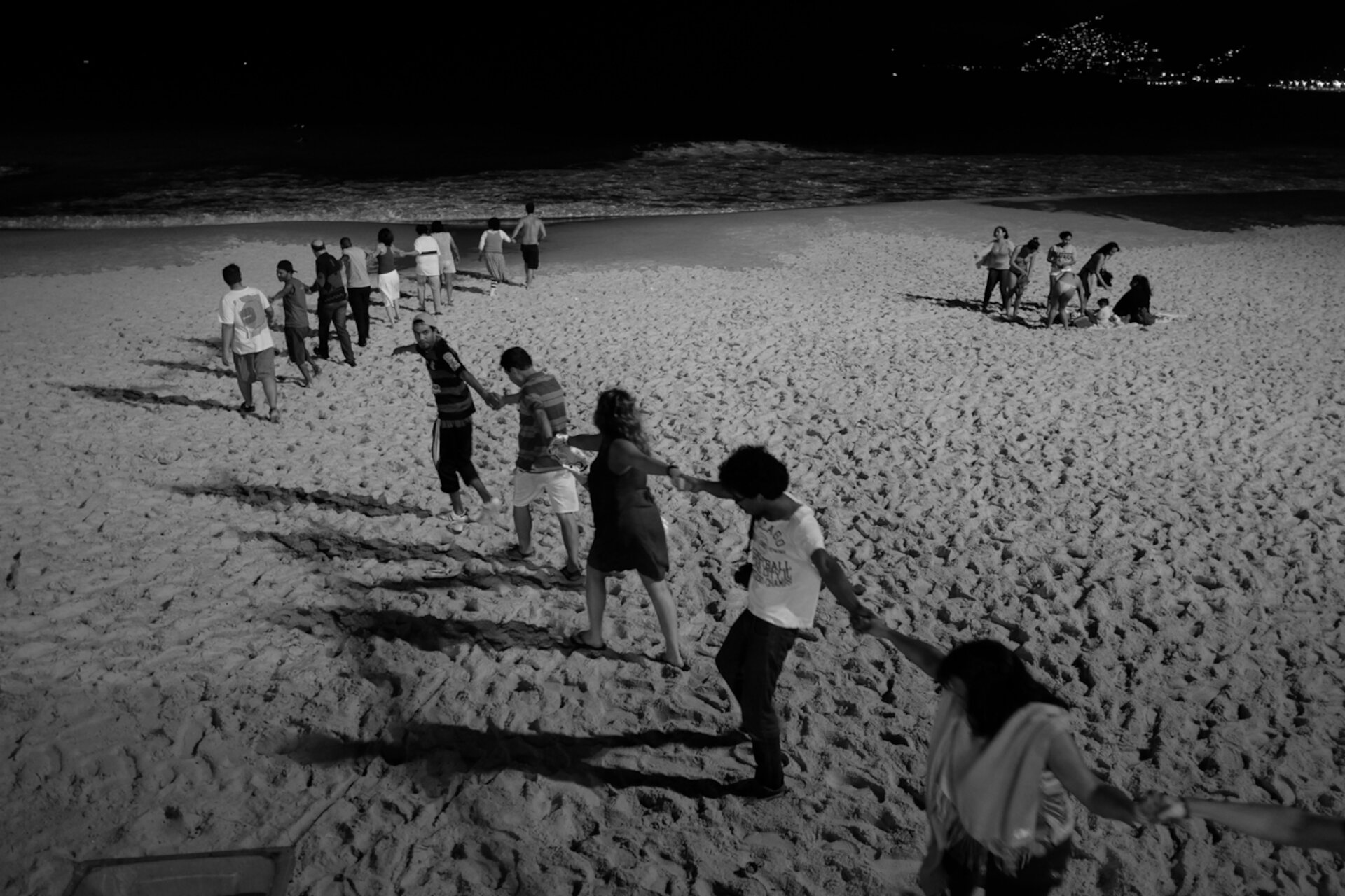 Sem título #12, 2014, da série Offside Brazil. 30 x 42 cm.© David Alan Harvey/ Magnum Photos. Coleção de Arte Contemporânea/ Acervo IMS   Patients from the psychiatric hospital Nise da Silveira use theater and performance as treatment in Rio de Janeiro, here now on Ipanema. Dr.Vitor Pordeus is also an actor who leads this group therapy.