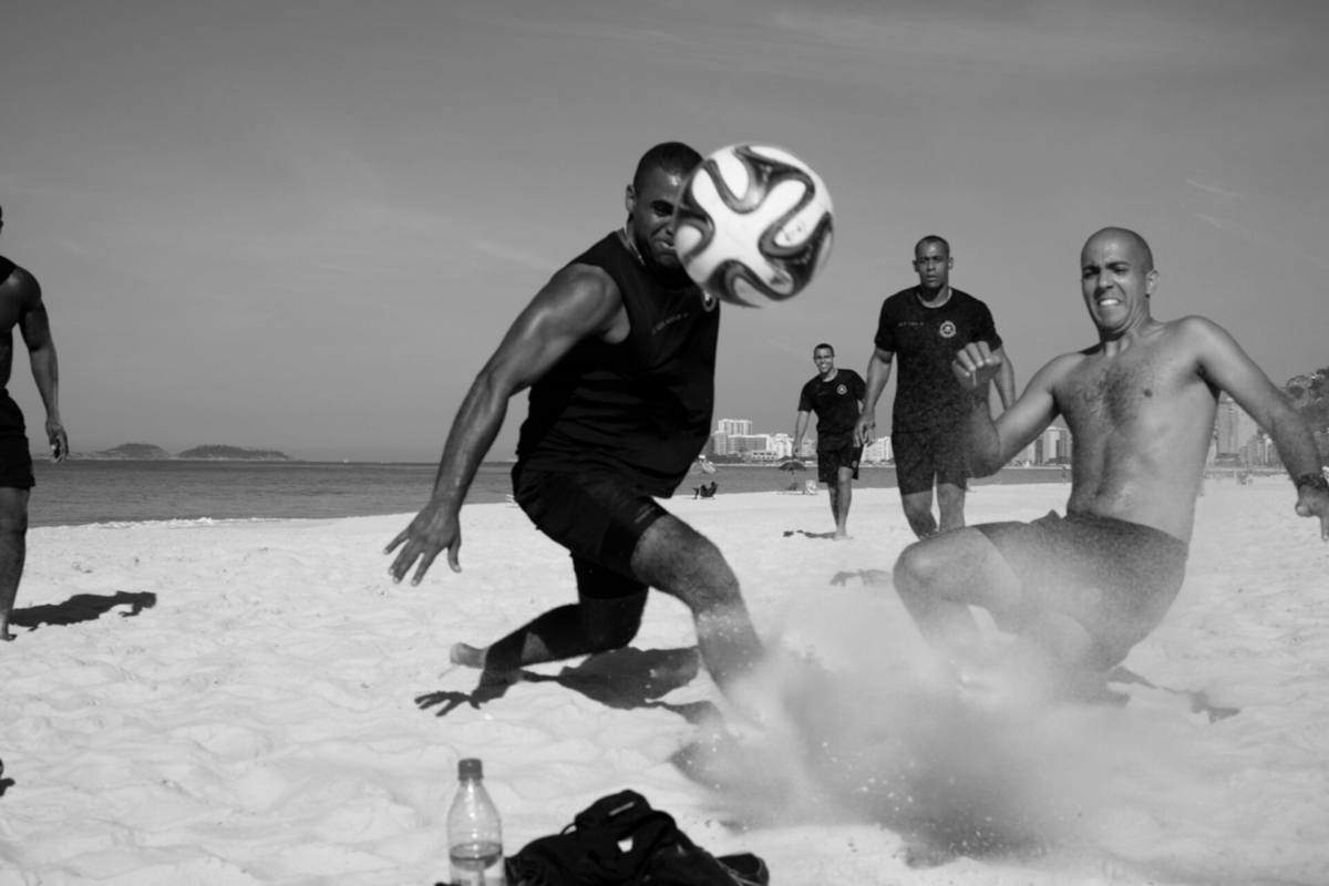 Policiais do Bope (Batalhão de Operações Policiais Especiais) na praia de Copacabana. Rio de Janeiro, 2014, da série Offside Brazil. 30 x 42 cm. © David Alan Harvey/ Magnum Photos. Coleção de Arte Contemporânea/ Acervo IMS