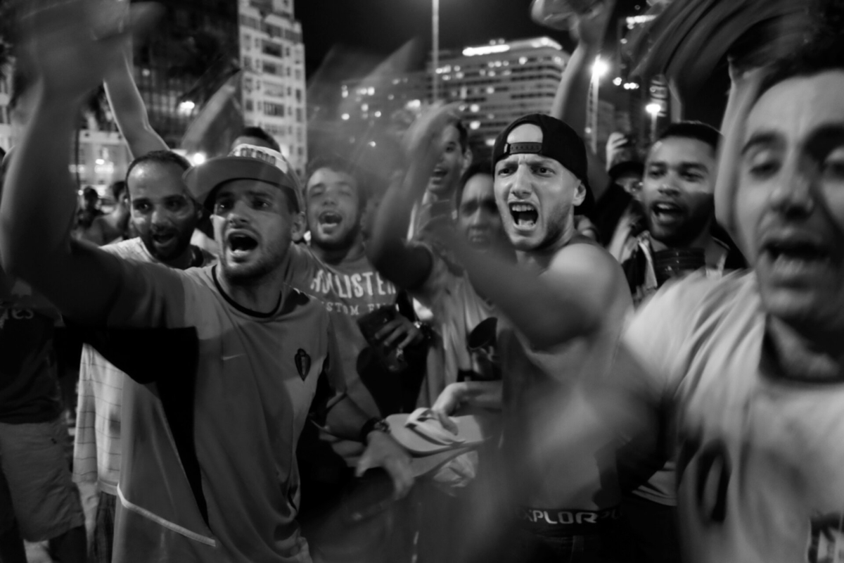 Brasileiros provocam torcedores argentinos em Copacabana, 2014, da série Offside Brazil. 30 x 42 cm. © David Alan Harvey/ Magnum Photos. Coleção de Arte Contemporânea/ Acervo IMS