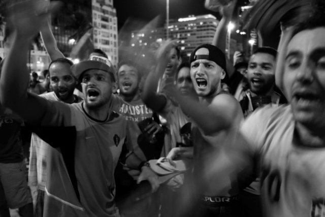 Brasileiros provocam torcedores argentinos em Copacabana, 2014, da série Offside Brazil. 30 x 42 cm. © David Alan Harvey/ Magnum Photos. Coleção de Arte Contemporânea/ Acervo IMS