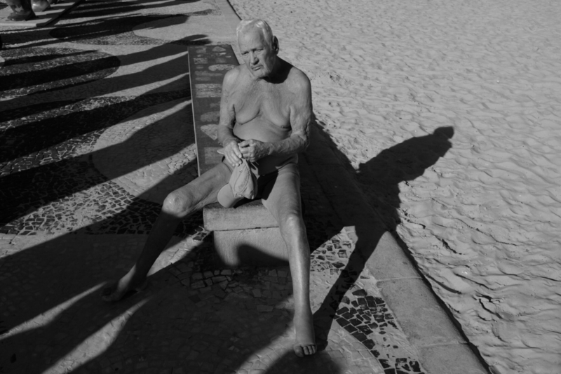 Antônio Chaves, 92, em seus 20 minutos de banho de sol diário, na praia do Leme, Rio de Janeiro, 2014, da série Offside Brazil. 30 x 42 cm. © David Alan Harvey/ Magnum Photos. Coleção de Arte Contemporânea/ Acervo IMS