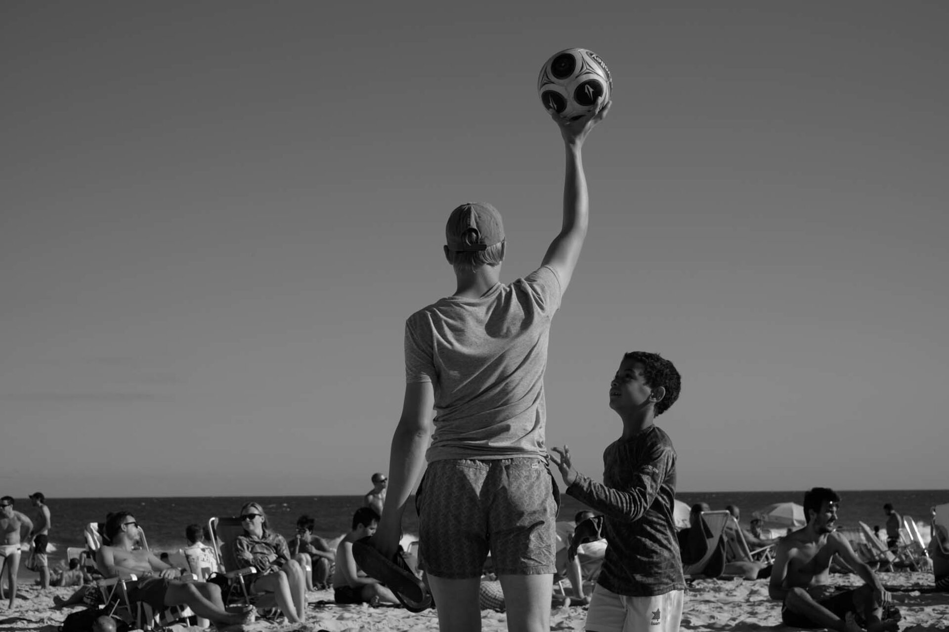 Sem título #4, 2014, da série Offside Brazil. 30 x 42 cm. © David Alan Harvey/ Magnum Photos. Coleção de Arte Contemporânea/ Acervo IMS