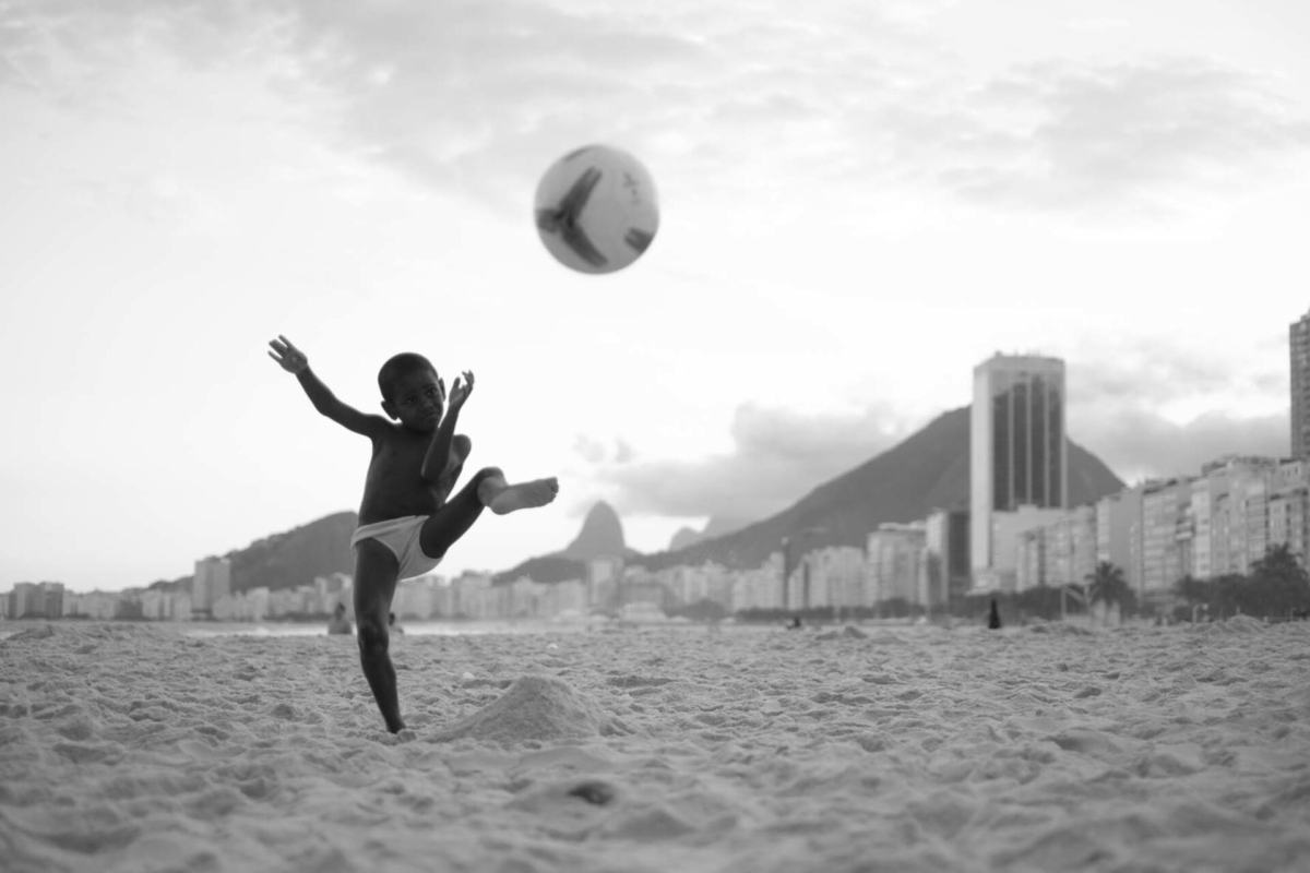 Sem título #6, 2014, da série Offside Brazil. 30 x 42 cm. © David Alan Harvey/ Magnum Photos. Coleção de Arte Contemporânea/ Acervo IMS