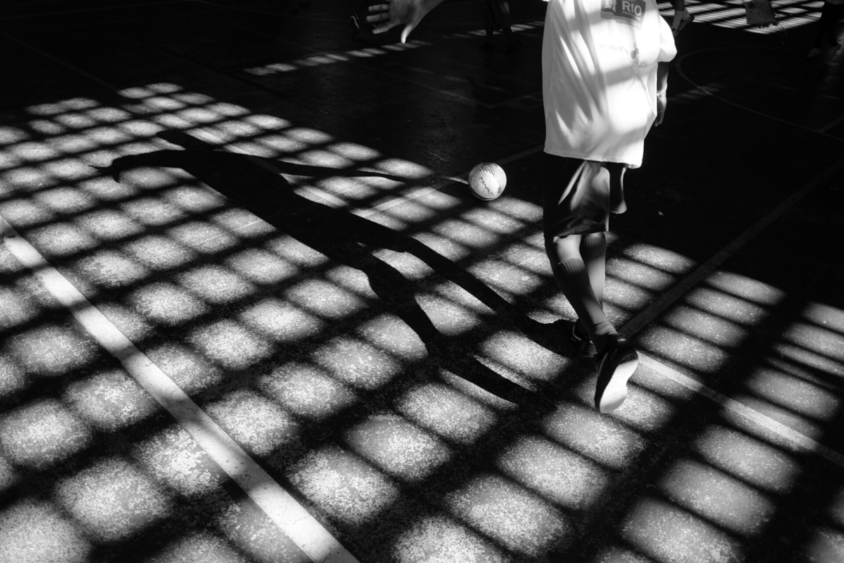 Sem título #9, 2014, da série Offside Brazil. 30 x 42 cm. © David Alan Harvey/ Magnum Photos. Coleção de Arte Contemporânea/ Acervo IMS   Community center football field in Morro dos Prazeres, Rio de Janeiro