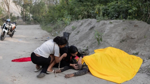 Mulheres identificam parente morto na Mata da Vacaria, no Complexo da Penha. Foto de Eduardo Anizelli/Folhapress