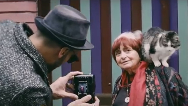 Agnès Varda em cena do filme Visages, villages
