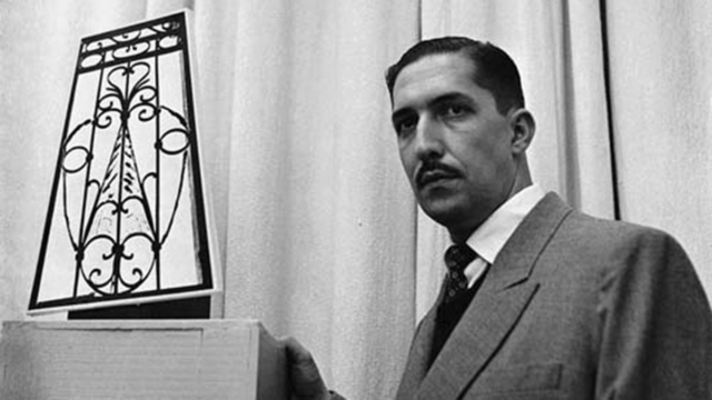 Autorretrato. Geraldo de Barros ao lado da obra Máscara africana (1949), na exposição Fotoforma, Masp, janeiro de 1951. Arquivo Geraldo de Barros, Genebra, Suíça