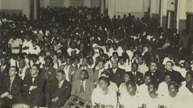 Aniversário de fundação da Frente Negra Brasileira : uma parte da assistência, 16 de setembro de 1935. São Paulo, SP / Acervo FBN