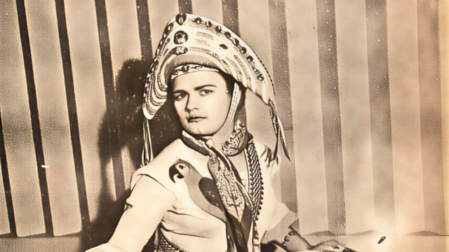 Marinês em sua roupa de cangaceira. Foto de Wilson Lopes. Radiolândia, 21/12/1957