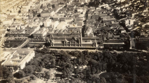 Foto a&eacute;rea de S&atilde;o Paulo Esta&ccedil;&atilde;o da Luz, 2 de abril de 1936. S&atilde;o Paulo, SP / Acervo Museu Aeroespacial. A Pinacoteca &eacute; o pr&eacute;dio dentro do Jardim da Luz, &agrave; esquerda da imagem
