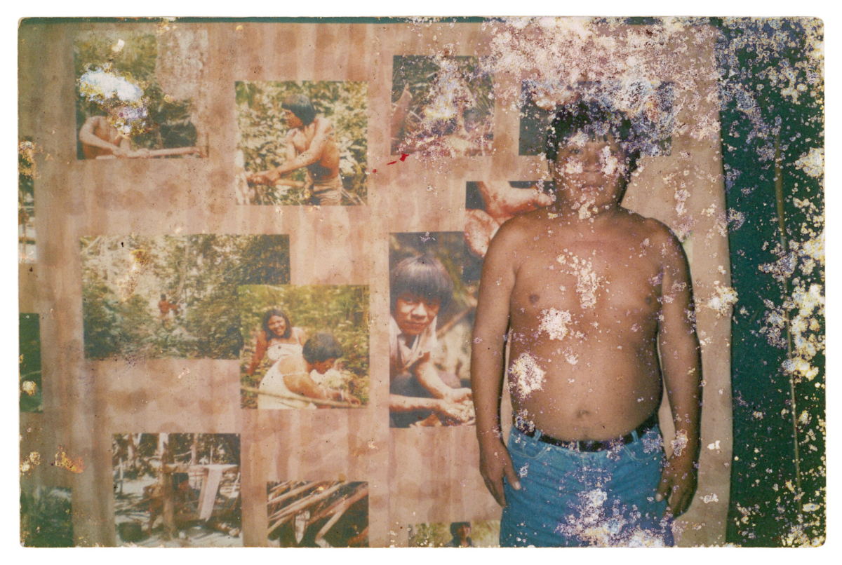 Mopiri Suru&iacute;, Aldeia Lapetanha, sem data Com as fotografias que recebeu de antrop&oacute;logos que visitavam o territ&oacute;rio Paiter, o cacique Mopiri criou um mural de fotos em sua casa, transformando as paredes, que tamb&eacute;m era compartilhada com as pessoas que visitavam sua aldeia. Autoria desconhecida. (Legenda por Coletivo Lakapoy).  Fotografias em pigmento mineral sobre papel de algod&atilde;o impressas em 2025. 77 x 52,4 cm. Cole&ccedil;&atilde;o de Arte Contempor&acirc;nea / Acervo IMS 