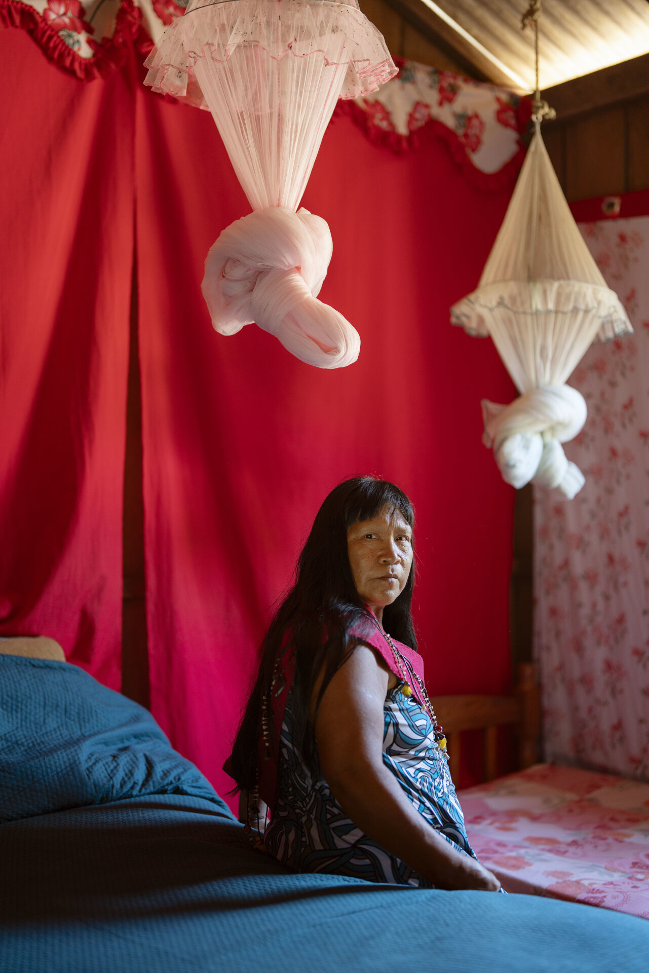 Kabena Cinta Larga, aldeia Lapetanha, 2024 Em 2018, Kabena Cinta Larga foi uma das protagonistas de destaque no longa-metragem 'Ex-Paj&eacute;'. O filme aborda sua dolorosa experi&ecirc;ncia ap&oacute;s ser picada por uma cobra venenosa e como, devido &agrave; aus&ecirc;ncia do grande l&iacute;der espiritual de seu povo, ela esteve &agrave; beira da morte. A obra, que recentemente esteve dispon&iacute;vel na Netflix, tamb&eacute;m oferece uma profunda reflex&atilde;o sobre a vulnerabilidade dos povos ind&iacute;genas, que se encontram sem seus guardi&otilde;es espirituais em fun&ccedil;&atilde;o da crescente influ&ecirc;ncia e do dom&iacute;nio das igrejas evang&eacute;licas sobre os paj&eacute;s. Foto de Coletivo Lakapoy. (Legenda por Coletivo Lakapoy).  Fotografias em pigmento mineral sobre papel de algod&atilde;o impressas em 2025. 66 x 98 cm. Cole&ccedil;&atilde;o de Arte Contempor&acirc;nea / Acervo IMS 
