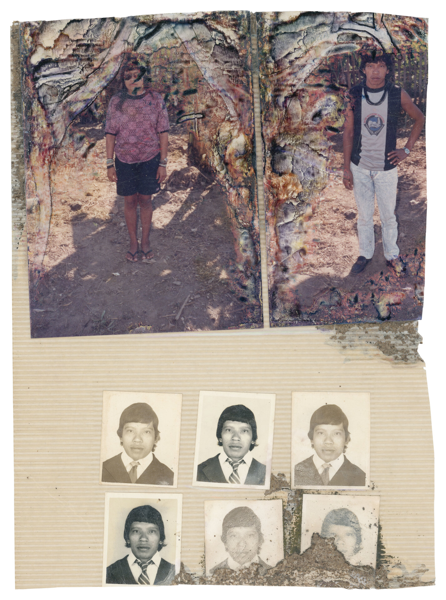Diana Suru&iacute; e Mepoy Suru&iacute; Aldeia Lob&oacute;, c. 1984 Entre os Paiter Suru&iacute;, existe uma tradi&ccedil;&atilde;o ancestral de casamento avuncular, ou seja, a uni&atilde;o entre uma mulher e seu tio materno. Essa pr&aacute;tica, transmitida de gera&ccedil;&atilde;o em gera&ccedil;&atilde;o, &eacute; um dos pilares da cultura Paiter, porque fortalece os la&ccedil;os familiares e perpetua a identidade do cl&atilde;. Ao casar-se com Mepoy, Diana seguiu essa tradi&ccedil;&atilde;o milenar, contribuindo para a preserva&ccedil;&atilde;o dos costumes do nosso povo. Autoria desconhecida.(Legenda por Coletivo Lakapoy).  Fotografias em pigmento mineral sobre papel de algod&atilde;o impressas em 2025. 62 x 82,6 cm. Cole&ccedil;&atilde;o de Arte Contempor&acirc;nea / Acervo IMS 