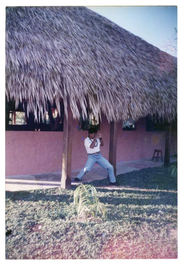 Pamadeli Suru&iacute;, Aldeia Lapetanha, c. 1984 Al&eacute;m de ser um dedicado agente ind&iacute;gena de sa&uacute;de (AIS), Pamadeli era apaixonado por fotografia. Seu olhar atento capturava a vida na aldeia, desde os momentos mais simples at&eacute; os mais significativos. Seus registros, que documentam a rotina, as celebra&ccedil;&otilde;es e as pessoas da nossa comunidade, formam hoje um acervo fotogr&aacute;fico de inestim&aacute;vel valor, um dos maiores do povo Paiter Suru&iacute;. Foto de Miguel Suru&iacute;. (Legenda por Coletivo Lakapoy).  Fotografias em pigmento mineral sobre papel de algod&atilde;o impressas em 2025. 52 x 74,4 cm. Cole&ccedil;&atilde;o de Arte Contempor&acirc;nea / Acervo IMS  