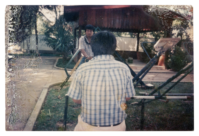 Mepoy Suru&iacute; (de frente) e Mopiri Suru&iacute;, Ji-Paran&aacute;, c. 1990 Depois de horas participando de reuni&otilde;es na cidade de Ji-Paran&aacute;, em Rond&ocirc;nia, Mopiri e outros caciques foram at&eacute; o parque local para descansar e aproveitaram para experimentar e se divertir nos brinquedos do lugar. Foto de Manuel Suru&iacute;. (Legenda por Coletivo Lakapoy).  Fotografias em pigmento mineral sobre papel de algod&atilde;o impressas em 2025. 62 x 43,1 cm. Cole&ccedil;&atilde;o de Arte Contempor&acirc;nea / Acervo IMS 