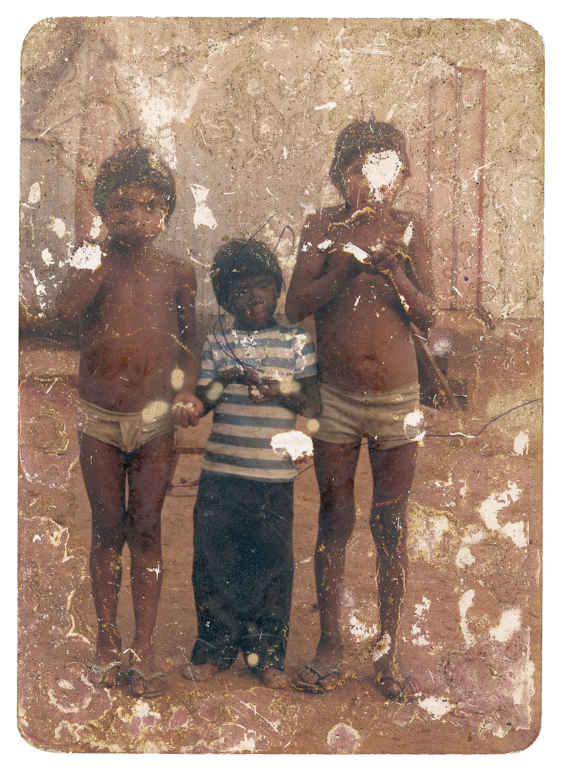 Urat&ucirc;g Suru&iacute;, Tupinamb&aacute; Suru&iacute; e Moyx&iacute;n Suru&iacute;, Aldeia Lapetanha, c. 1980 Comendo ing&aacute; nativo da floresta. Antigamente, a &eacute;poca dessa fruta era um momento de felicidade para n&oacute;s. As fam&iacute;lias se reuniam e viajavam longe para comer direto das &aacute;rvores no meio da mata. Muitos traziam balaios cheios para os que tinham ficado na aldeia. Com o tempo, fomos plantando frutas nativas mais perto de nossas casas. Foto de Betty Midlin (Legenda por Coletivo Lakapoy).  Fotografias em pigmento mineral sobre papel de algod&atilde;o impressas em 2025. 52 x 70,6 cm. Cole&ccedil;&atilde;o de Arte Contempor&acirc;nea / Acervo IMS 