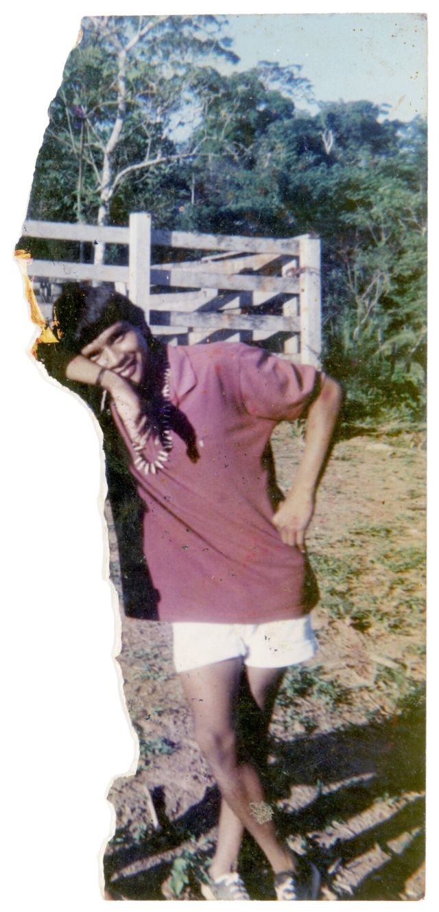 Pamadeli Suru&iacute;, Aldeia Lob&oacute;, c. 1993 Ap&oacute;s ser questionado pelos filhos e pela esposa sobre as fotografias com v&aacute;rias outras mulheres que guardava, Pamadeli precisou tomar uma decis&atilde;o: rasgar determinadas partes. Autoria desconhecida. (Legenda por Coletivo Lakapoy).  Fotografias em pigmento mineral sobre papel de algod&atilde;o impressas em 2025. 52 x 106 cm. Cole&ccedil;&atilde;o de Arte Contempor&acirc;nea / Acervo IMS  