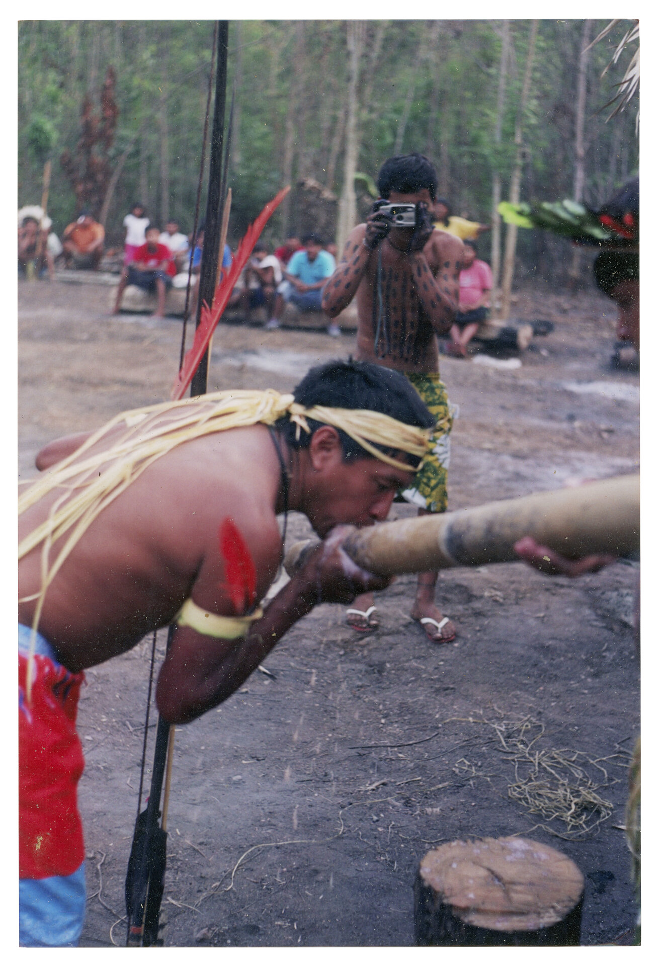 Xamaway Suru&iacute; e Clederson Suru&iacute;, Aldeia Apoena Meirelles, c. 2004 O makor sih &eacute; um instrumento essencial nas disputas entre cl&atilde;s durante a festa do Mapimai. Seu interior &eacute; preenchido com uma bebida fermentada chamada de chicha, e &eacute; feito um furo na parte inferior da pe&ccedil;a para a sa&iacute;da do l&iacute;quido. Por conta da press&atilde;o, grandes quantidades de chicha s&atilde;o lan&ccedil;adas em poucos segundos para embriagar os integrantes do cl&atilde; alheio, que perdem a disputa caso n&atilde;o consigam consumir toda a bebida. Autoria desconhecida.(Legenda por Coletivo Lakapoy).  Fotografias em pigmento mineral sobre papel de algod&atilde;o impressas em 2025. 52 x 75,5 cm. Cole&ccedil;&atilde;o de Arte Contempor&acirc;nea / Acervo IMS 